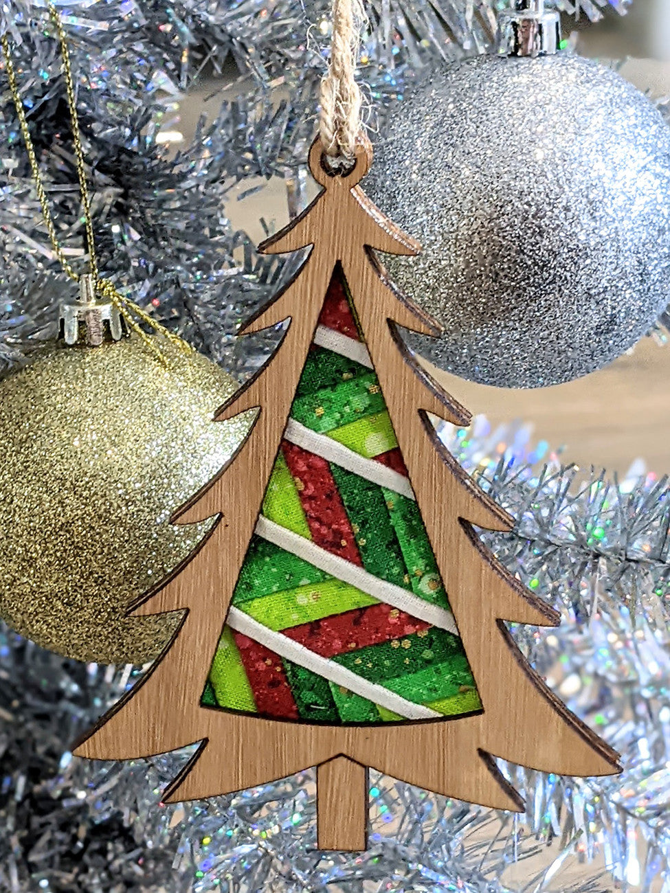 3216EU_2 Christmas tree ornament with colorful interior.