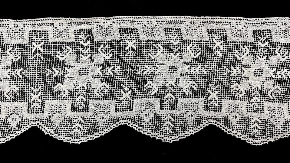 Antique Lace Trim - Snowflakes 6.5 x 25in Antique Lace Trim - Snowflakes 6.5 x 25in
