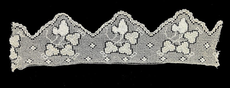 Antique Lace Trim - Grapes 5 x 18.5in Antique Lace Trim - Grapes 5 x 18.5in