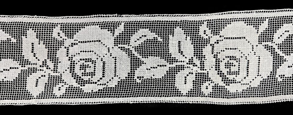 Antique Lace Trim - Large Roses 4 x 39in Antique Lace Trim - Large Roses 4 x 39in