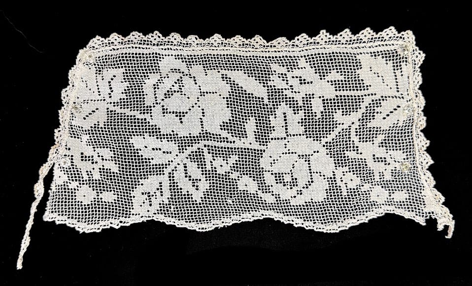 Antique Lace Trim - Roses 4.5 x 8.5in Antique Lace Trim - Roses 4.5 x 8.5in