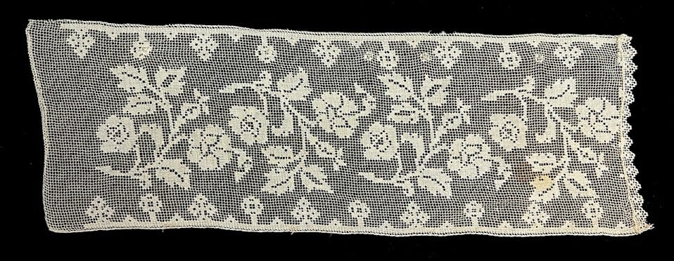 Antique Lace Trim - Flowers and Buds 6 x 18in Antique Lace Trim - Flowers and Buds 6 x 18in