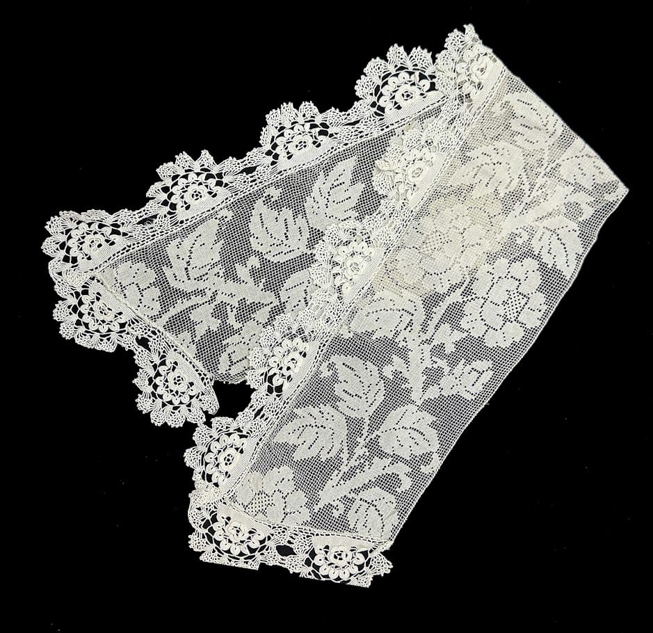 Antique Lace Trim - Daisies with Border 7 x 30in Antique Lace Trim - Daisies with Border 7 x 30in