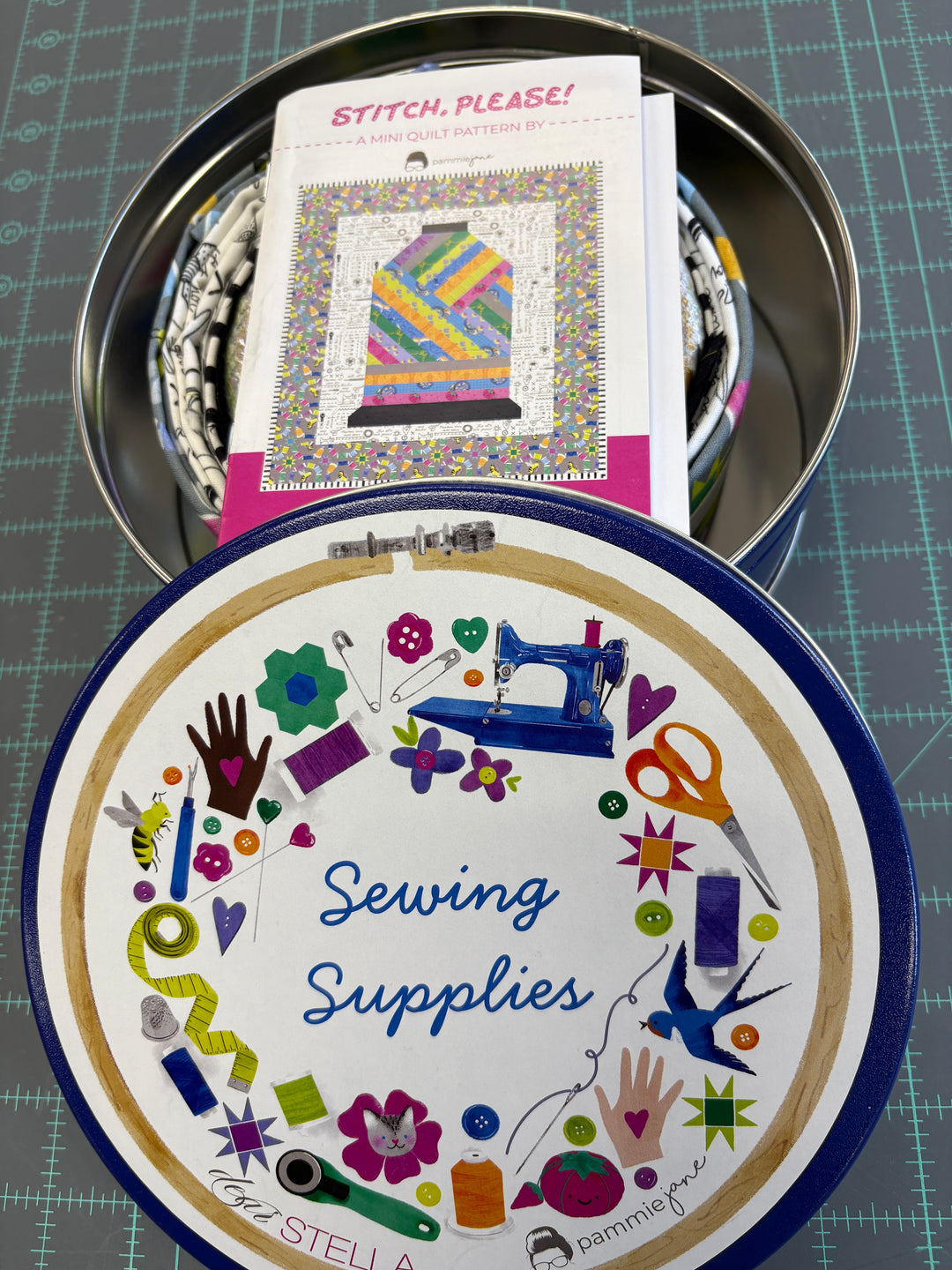 Quilty Helpurrs Wallhanging Kit in Decorative Tin