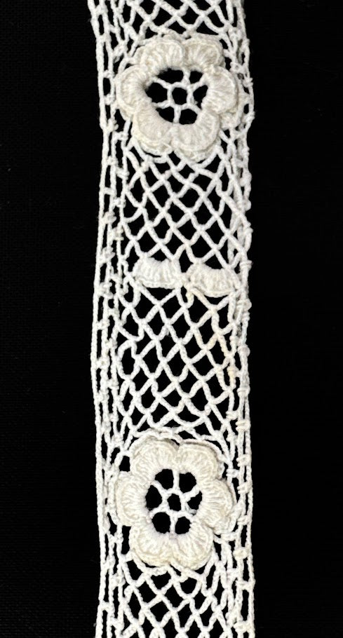 Antique Lace Trim - Flowers and Leaves 3/4"