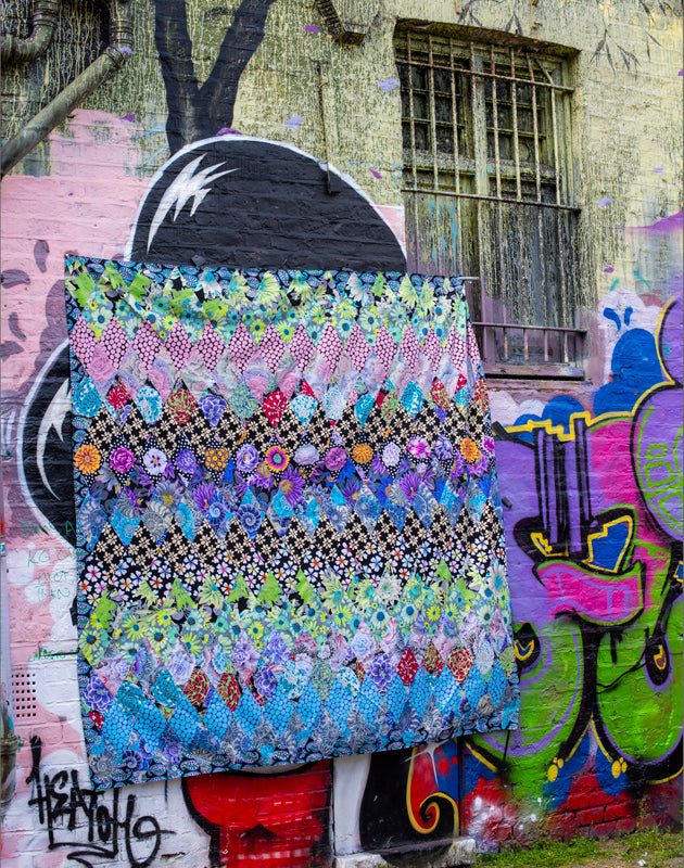 KF-QiL Diamondsweb quilt on graffiti wall