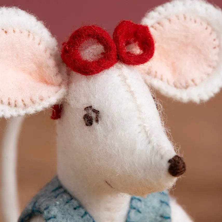 Little Mouse the Librarian Felt Doll Mini Kit Little Mouse the Librarian Felt Doll Mini Kit